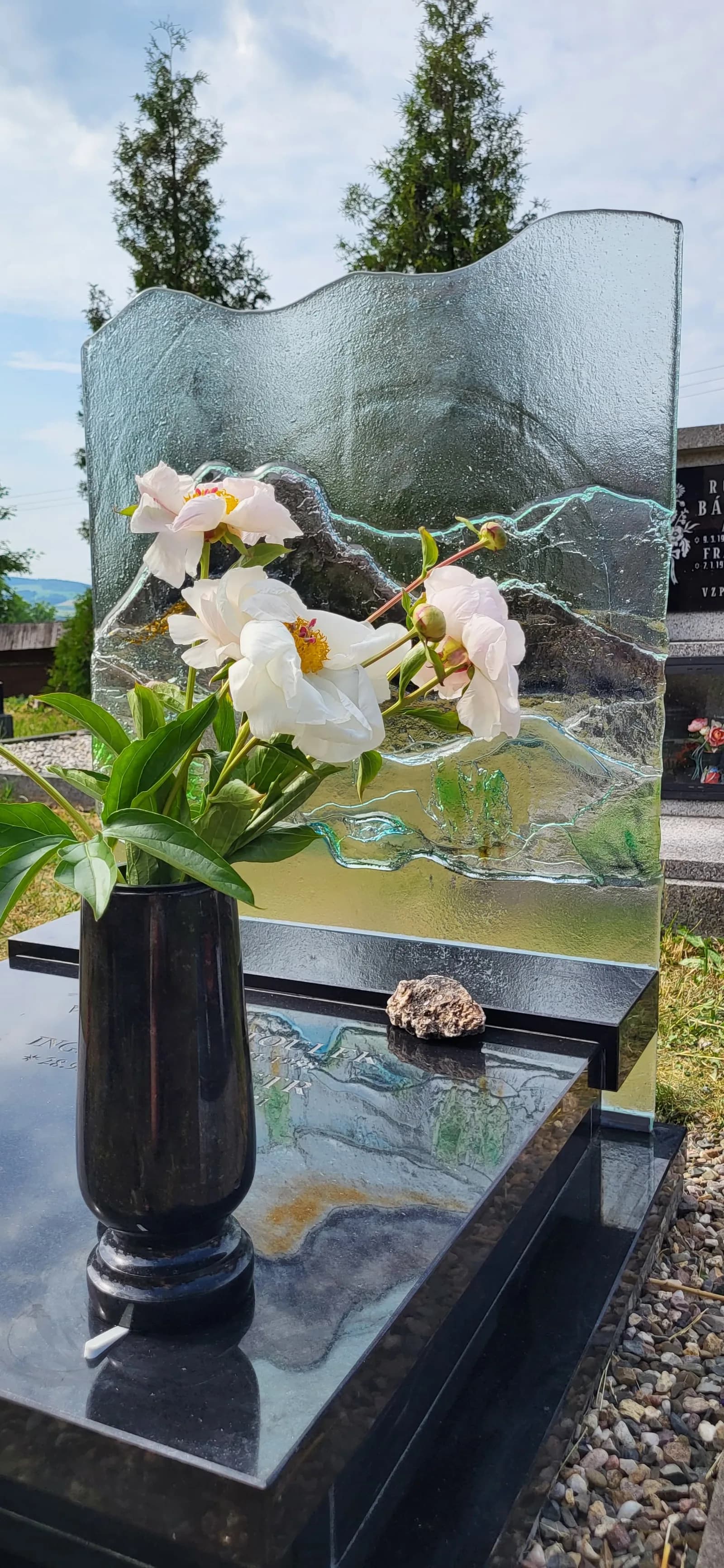 Náhrobek se dvěma obrazy a bílými liliemi